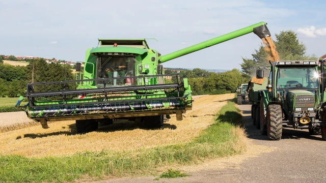 kontrol-kombaynov-i-traktorov-zachem-agrariyam-gps-sistemy